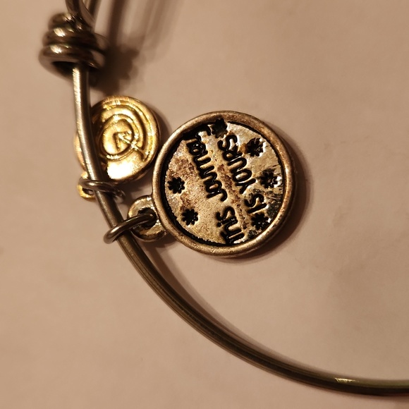 Bangle spring silvertoned charm bracelet " enjoy every step" flips - Picture 7 of 7